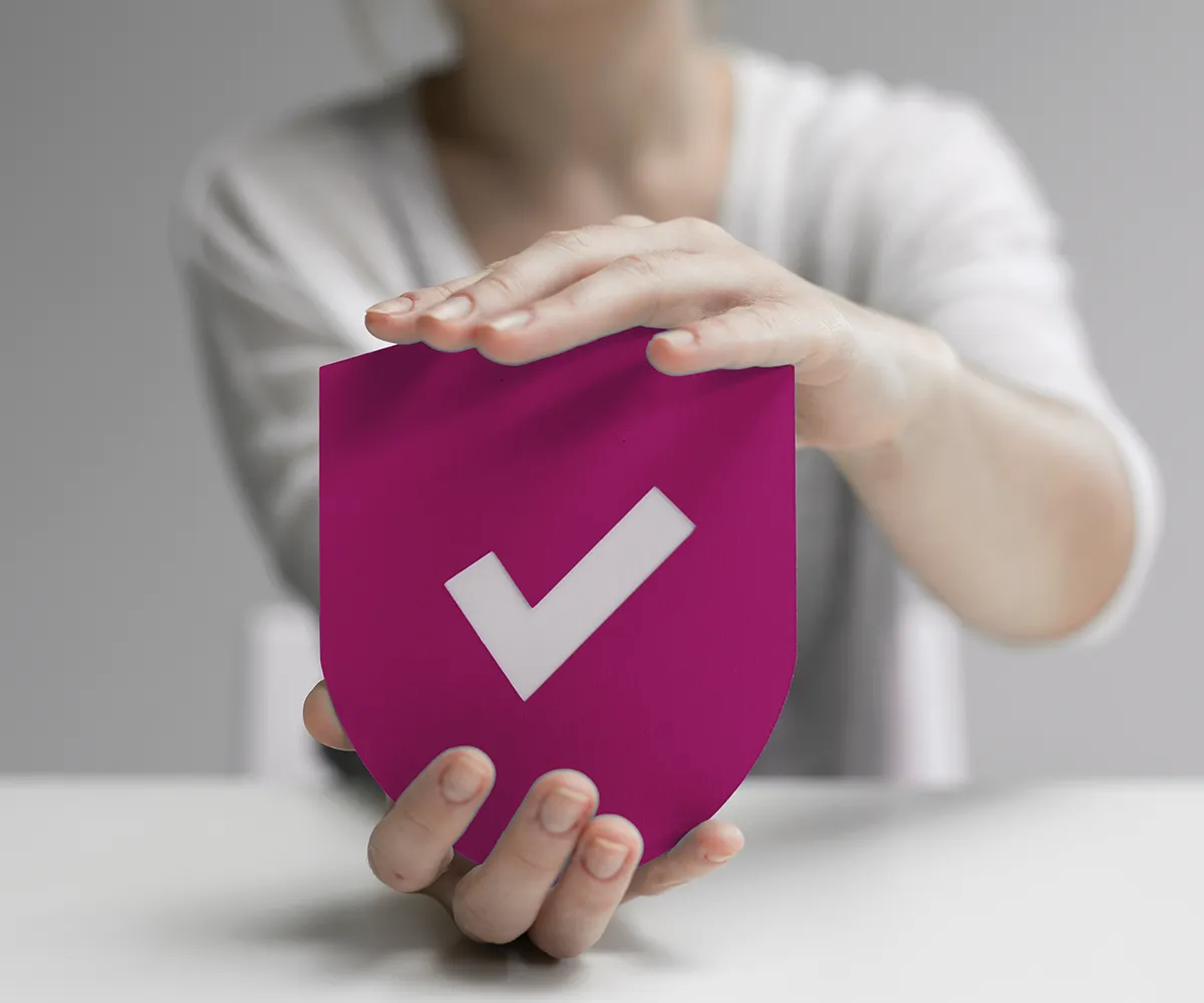 Pilzinfektion Interdigitalmykose geeigneter Wirkstoff Jemand hält ein Schild in dunkel pink mit einem Check Haken drauf