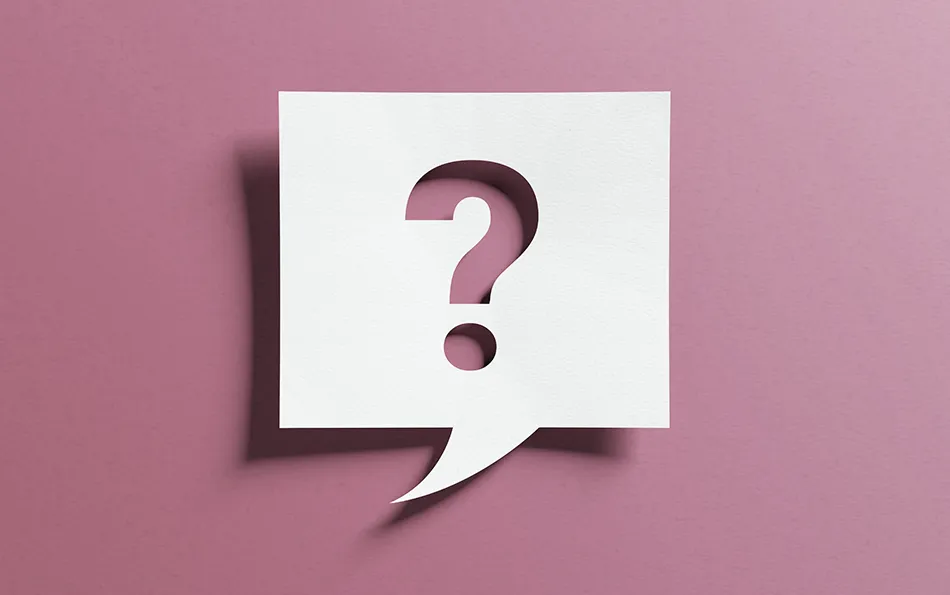 Pilzinfektion Service FAQ Häufige Fragen Notizzettel mit Schatten als Sprechblase mit einem Fragezeichen ausgeschnitten vor lila Hintergrund