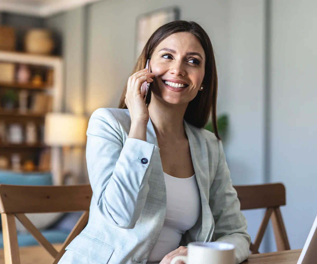 Pilzinfektion Service Telefon Unterstützung Eine sitzende telefonierende weibliche Person